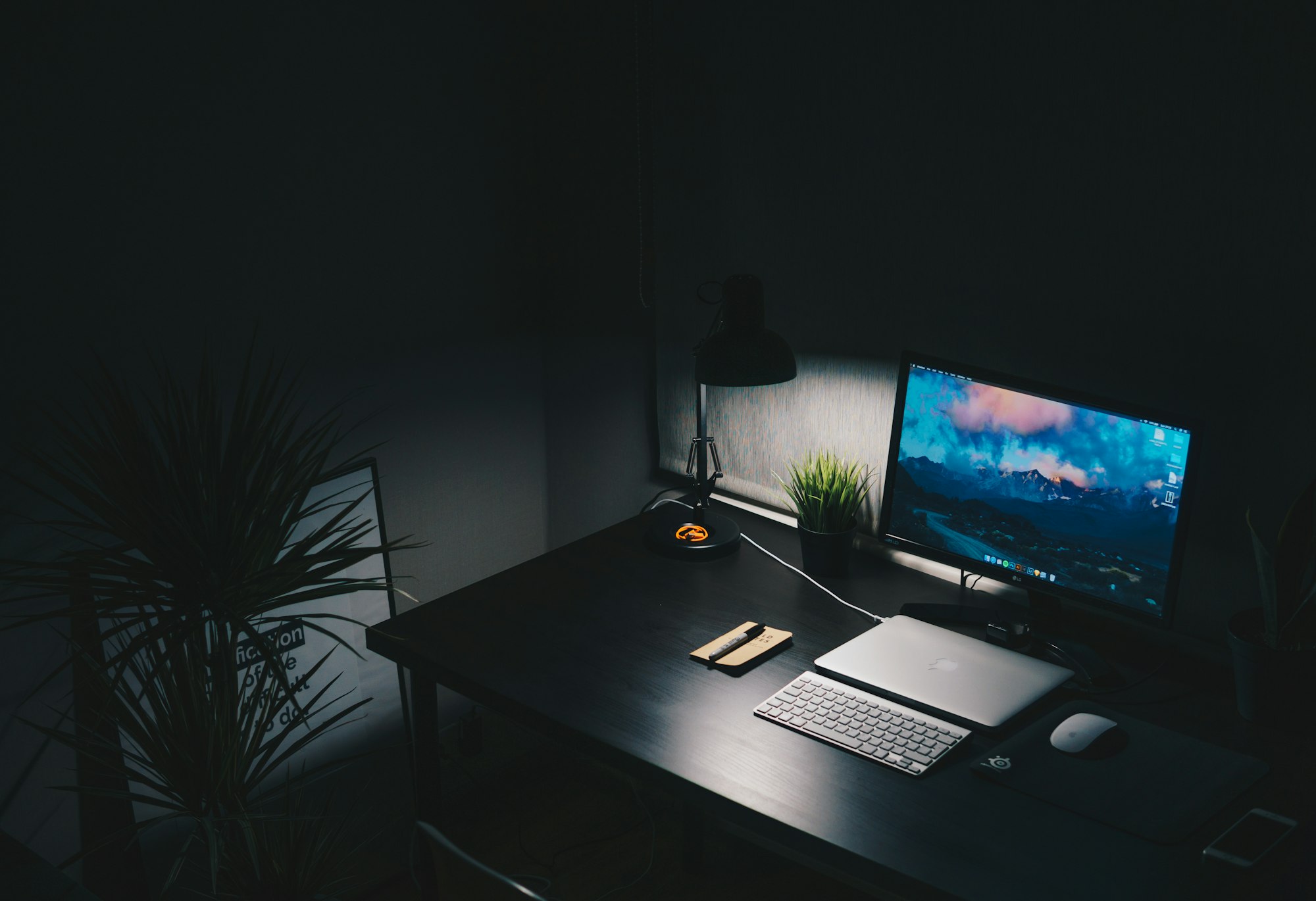 Escritorio del estudio de noche, con un monitor encendido